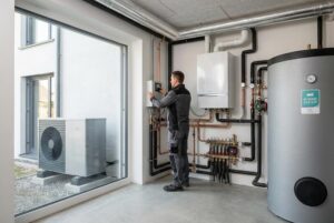 Montaż pompy ciepła przez instalatora w pomieszczeniu technicznym